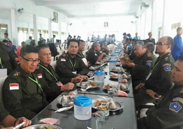 Rehat sambil makan siang.